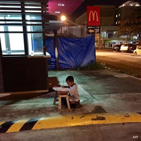 Daniel Cabrera ficou famoso nas Filipinas depois de ser "flagrado" estudando na calçada Daniel Cabrera ficou famoso nas Filipinas depois de ser "flagrado" estudando na calçada