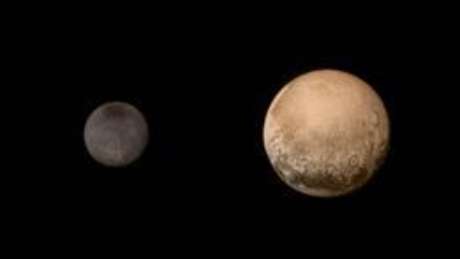 A lua Charon (à esq.) tem 1.206 km de diâmetro, e Plutão aparece bem avermelhado nas imagens da sonda. A lua Charon (à esq.) tem 1.206 km de diâmetro, e Plutão aparece bem avermelhado nas imagens da sonda.