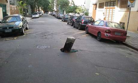 O buraco foi destacado com sinalização improvisada O buraco foi destacado com sinalização improvisada