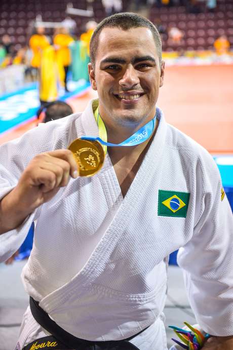 David Moura exibe sua medalha de ouro dos pesados David Moura exibe sua medalha de ouro dos pesados