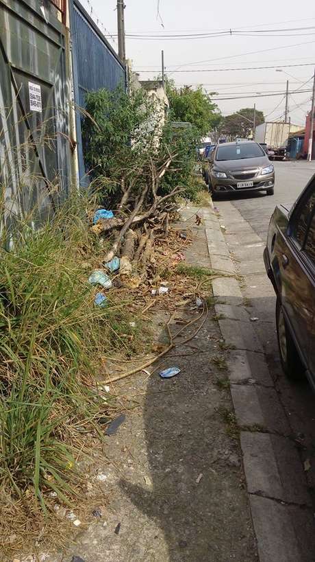 Calçada de rua no Campo Limpo ficou intransitável Calçada de rua no Campo Limpo ficou intransitável
