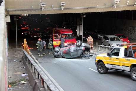 Carro despencou do viaduto após colisão Carro despencou do viaduto após colisão