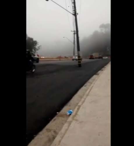 Poste foi "esquecido" no meio da rodovia Tancredo de Almeida Neves, em Caieiras Poste foi "esquecido" no meio da rodovia Tancredo de Almeida Neves, em Caieiras