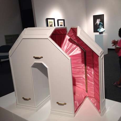 Caixão na exposição onde se lê o nome de Rosalie, seu ano de nascimento e uma inscrição que diz algo como “impressione a morte”. Caixão na exposição onde se lê o nome de Rosalie, seu ano de nascimento e uma inscrição que diz algo como “impressione a morte”.
