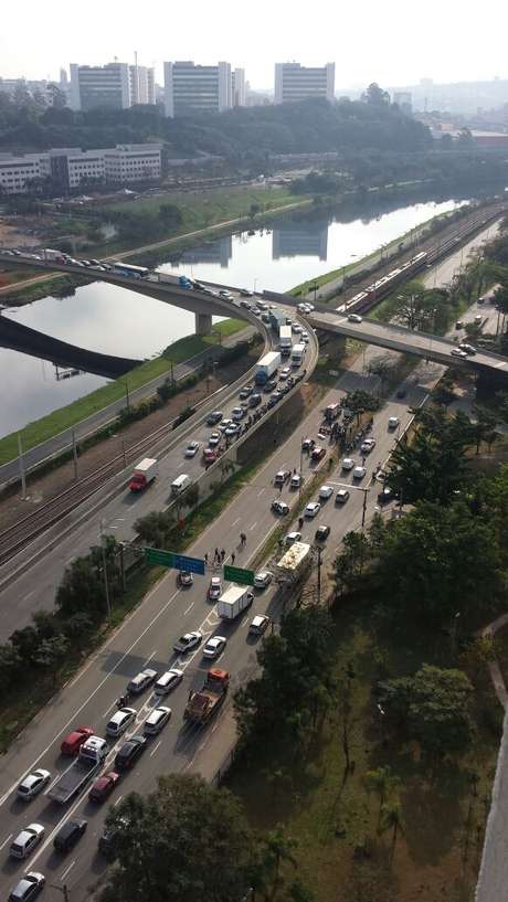 Pista da esquerda ficou bloqueada durante o resgate Pista da esquerda ficou bloqueada durante o resgate