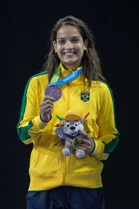 Raphaella Galacho com sua medalha de bronze Raphaella Galacho com sua medalha de bronze
