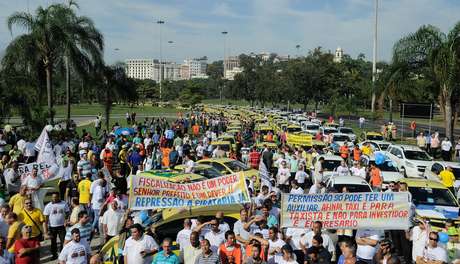 Taxistas se concentram no Aterro do Flamengo Taxistas se concentram no Aterro do Flamengo
