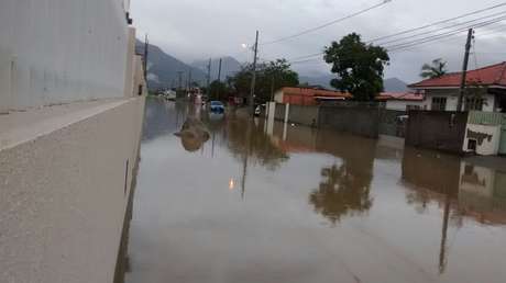 Rua de Palhoça fica alagada após chuvas Rua de Palhoça fica alagada após chuvas