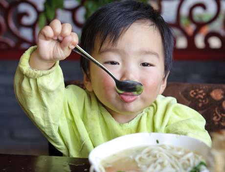 Para o jantar, sopas e caldos caem bem e não causam nenhum dano para as estruturas do aparelho nem dores de dente Para o jantar, sopas e caldos caem bem e não causam nenhum dano para as estruturas do aparelho nem dores de dente