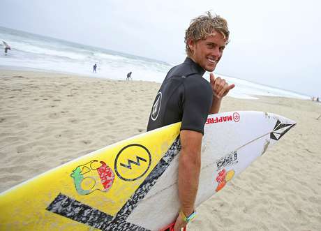 Surfista peruano na praia Punta Rocas, sede do Pan de 2019