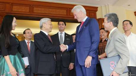 Bill Clinton deu palestras para empresas e acompanhou líderes de empresas a outras partes do mundo Bill Clinton deu palestras para empresas e acompanhou líderes de empresas a outras partes do mundo