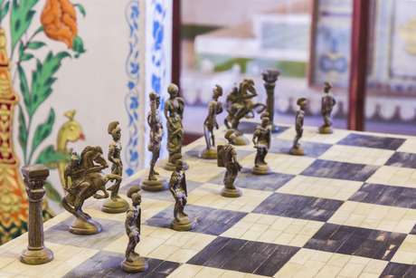O jogo surgiu no século VI e possibilita a disputa simultânea de até quatro jogadores num mesmo tabuleiro O jogo surgiu no século VI e possibilita a disputa simultânea de até quatro jogadores num mesmo tabuleiro