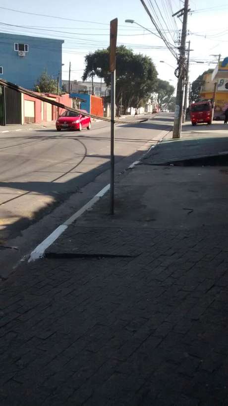 Problema na fiação preocupou pedestres Problema na fiação preocupou pedestres