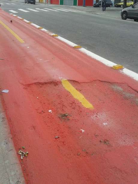A CET alegou que a pintura foi feita "para agilizar o processo", mas a prefeitura foi comunicada sobre a necessidade de reparo A CET alegou que a pintura foi feita "para agilizar o processo", mas a prefeitura foi comunicada sobre a necessidade de reparo