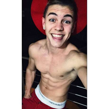 Biel não economiza na exibição do "tanquinho" em fotos postadas em seu perfil no Instagram Biel não economiza na exibição do "tanquinho" em fotos postadas em seu perfil no Instagram