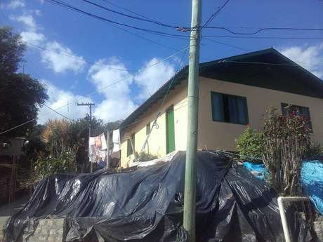 Moradores temem queda do poste inclinado Moradores temem queda do poste inclinado