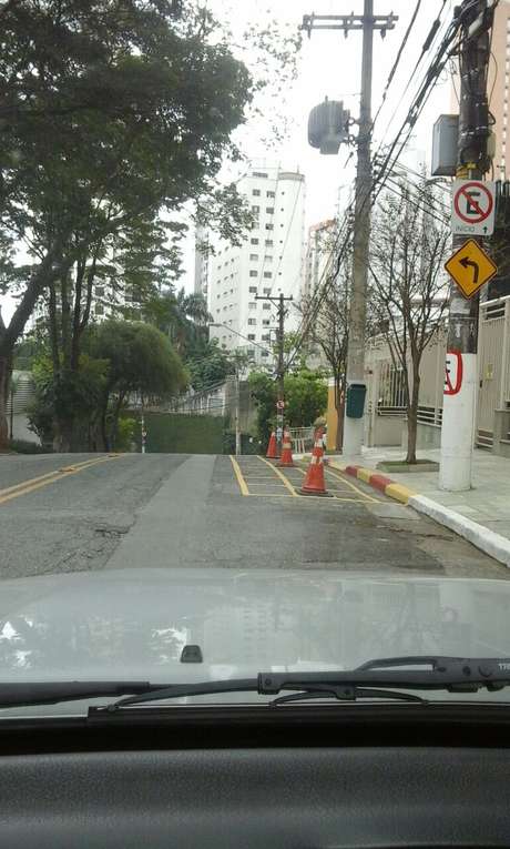 Vagas foram demarcadas irregularmente na rua Vagas foram demarcadas irregularmente na rua