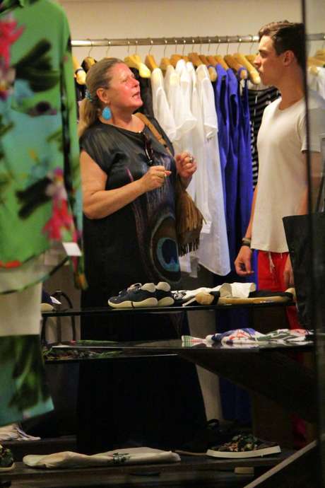 Vestido longos e largos tendem a ampliar a silhueta. Foi o que aconteceu com esse usado por Vera Fischer para ir ao shopping Vestido longos e largos tendem a ampliar a silhueta. Foi o que aconteceu com esse usado por Vera Fischer para ir ao shopping