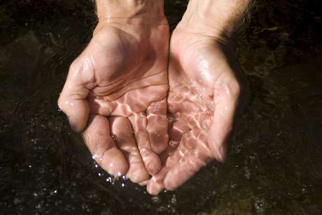 A água benta potencializa os efeitos positivos da oração