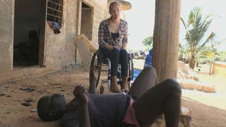 Grace está no chão e recebeu "remédio" num chamado campo de cura Grace está no chão e recebeu "remédio" num chamado campo de cura