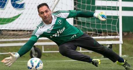 Com dores nas costas, Prass faz exames e desfalca treino do Palmeiras