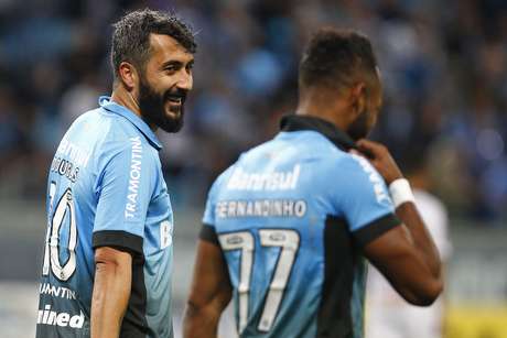 Autor de um dos gols gremistas, Douglas comemora ao lado de Fernandinho Autor de um dos gols gremistas, Douglas comemora ao lado de Fernandinho