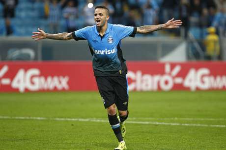 Luan fechou a conta para o Grêmio já no final da partida, batendo pênalti Luan fechou a conta para o Grêmio já no final da partida, batendo pênalti