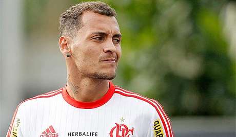 Alan Patrick treina normalmente e fica à disposição para a partida de segunda