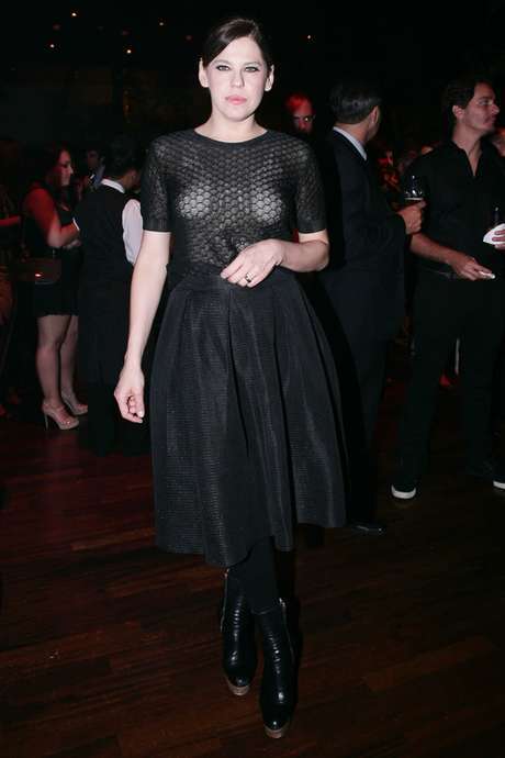 O preto nem sempre é aliado da elegância. Dependendo da textura do tecido, um flash pode derrubar o look, como esse usado por Bárbara Paz. A atriz vestiu blusa mais fina com sutiã bege, o que não estaria errado se o pano não refletisse demais a luz e deixasse a peça íntima aparecer. O preto nem sempre é aliado da elegância. Dependendo da textura do tecido, um flash pode derrubar o look, como esse usado por Bárbara Paz. A atriz vestiu blusa mais fina com sutiã bege, o que não estaria errado se o pano não refletisse demais a luz e deixasse a peça íntima aparecer.