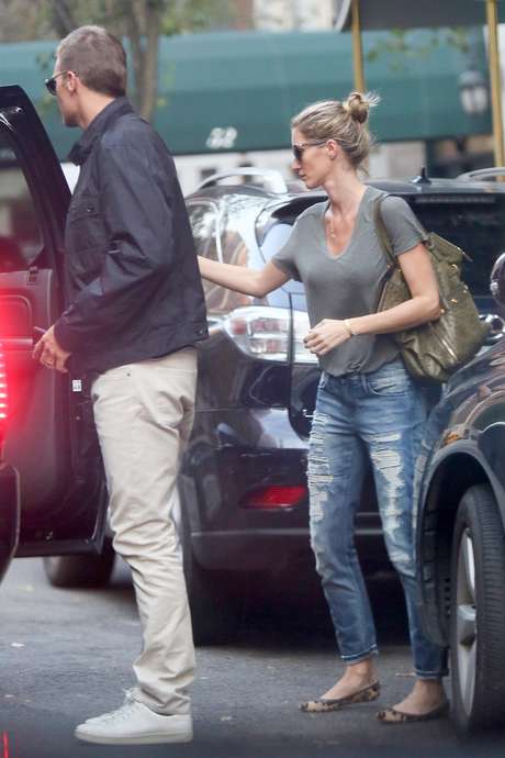 Gisele Bündchen e Tom Brady deixam prédio juntos após rumores de separação Gisele Bündchen e Tom Brady deixam prédio juntos após rumores de separação