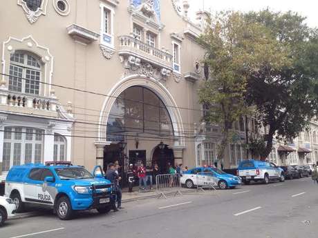 Policiais monitoram a sede do Vasco