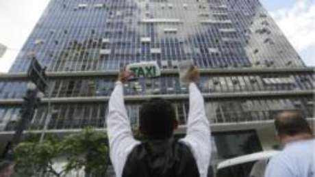 Taxistas protestam em frente á Câmara em São Paulo, onde projeto de lei está sendo apreciado Taxistas protestam em frente á Câmara em São Paulo, onde projeto de lei está sendo apreciado