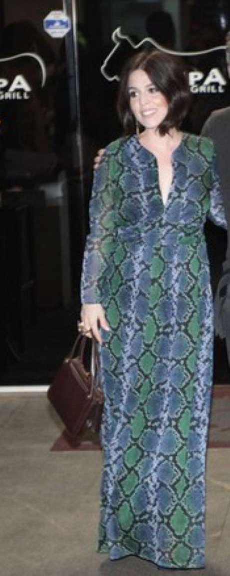 O vestido longo estampado usado por Karen Brusttolin é peça que serve para depois da gravidez também O vestido longo estampado usado por Karen Brusttolin é peça que serve para depois da gravidez também