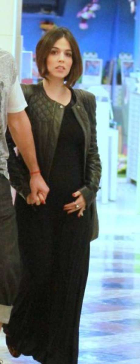 Em passeio no shopping, Karen Brusttolin aposta no longo preto com jaqueta verde Em passeio no shopping, Karen Brusttolin aposta no longo preto com jaqueta verde