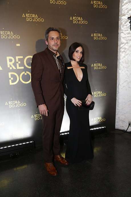 Na festa da novela ‘A Regra do Jogo’, Karen Brusttolin posa ao lado de seu marido, o ator Alexandre Nero, com vestido longo e decotado: “na gravidez, nosso busto fica maior, então abuse de decotes, sem cair na vulgaridade” Na festa da novela ‘A Regra do Jogo’, Karen Brusttolin posa ao lado de seu marido, o ator Alexandre Nero, com vestido longo e decotado: “na gravidez, nosso busto fica maior, então abuse de decotes, sem cair na vulgaridade”