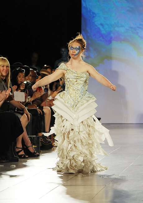 Madeline Stuart durante seu desfile na Semana de Moda de Nova York para a grife Hendrick Vermeulen Madeline Stuart durante seu desfile na Semana de Moda de Nova York para a grife Hendrick Vermeulen