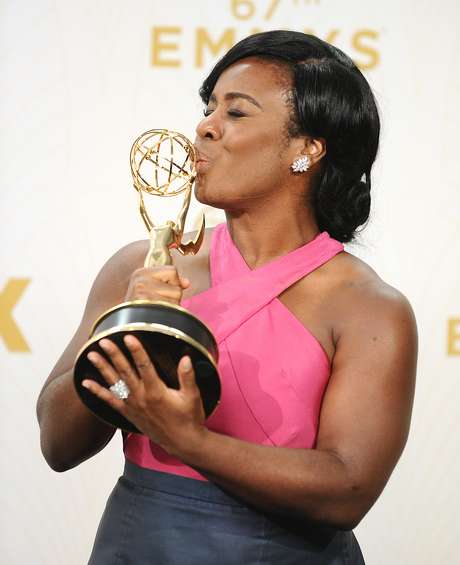 Uzo Aduba venceu o prêmio de melhor atriz coadjuvante pela segunda vez seguida Uzo Aduba venceu o prêmio de melhor atriz coadjuvante pela segunda vez seguida