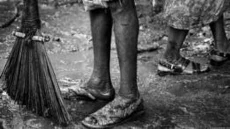 Todos os varredores pertencem à casta dos dalits, antes conhecidos como intocáveis. Eles coletam o lixo, varrem as ruas, limpam calhas, enchem e esvaziam caminhões e atuam nos aterros Todos os varredores pertencem à casta dos dalits, antes conhecidos como intocáveis. Eles coletam o lixo, varrem as ruas, limpam calhas, enchem e esvaziam caminhões e atuam nos aterros