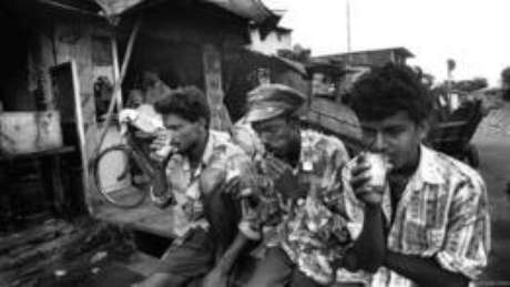 Há quatro aterros situados nos extremos leste e oeste da cidade – todos com a capacidade já esgotada. Nenhum deles tem uma cantina ou ao menos um pequeno quarto onde os trabalhadores possam trocar de roupa ou apenas sentar para descansar durante uma pausa Há quatro aterros situados nos extremos leste e oeste da cidade – todos com a capacidade já esgotada. Nenhum deles tem uma cantina ou ao menos um pequeno quarto onde os trabalhadores possam trocar de roupa ou apenas sentar para descansar durante uma pausa