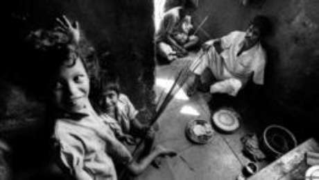 Um 'benefício' do trabalho é o direito a uma pequena casa, mas muitas acabam tendo de ser divididas entre duas ou mais famílias. Uma linha no chão divide o 'território' de cada uma delas Um 'benefício' do trabalho é o direito a uma pequena casa, mas muitas acabam tendo de ser divididas entre duas ou mais famílias. Uma linha no chão divide o 'território' de cada uma delas
