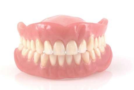 Dentadura ficou presa 32 centímetros abaixo da boca do paciente Dentadura ficou presa 32 centímetros abaixo da boca do paciente