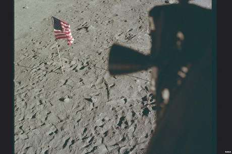 Da janela da Apollo 11 as primeiras pegadas humanas na Lua podem ser vistas claramente (Foto: Nasa/Project Apollo Archive) Da janela da Apollo 11 as primeiras pegadas humanas na Lua podem ser vistas claramente (Foto: Nasa/Project Apollo Archive)