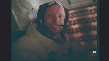 Neil Armstrong logo após o pouso (Foto: Nasa/Project Apollo Archive) Neil Armstrong logo após o pouso (Foto: Nasa/Project Apollo Archive)