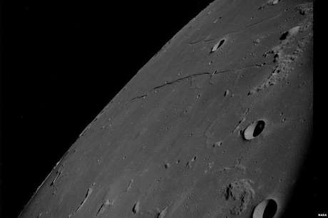Uma imagem mais próxima da superfície da Lua (Foto: Nasa/Project Apollo Archive) Uma imagem mais próxima da superfície da Lua (Foto: Nasa/Project Apollo Archive)