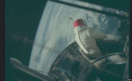 A equipe da missão Apollo 9 inicia uma caminhada espacial (Foto: Nasa/Project Apollo Archive) A equipe da missão Apollo 9 inicia uma caminhada espacial (Foto: Nasa/Project Apollo Archive)