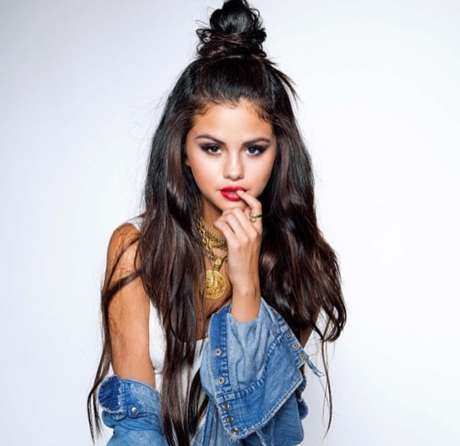 Resultado de imagem para half bun cabelo cacheado