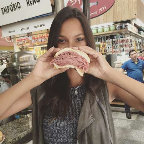 Laís Ribeiro postou no Instagram uma foto comendo pão com mortadela Laís Ribeiro postou no Instagram uma foto comendo pão com mortadela