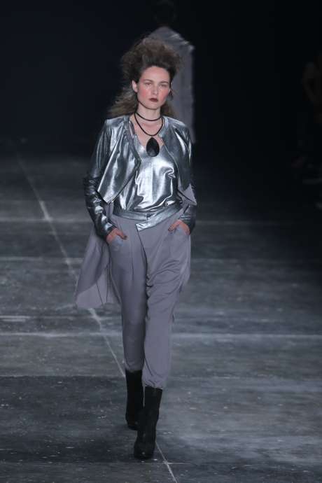 Uma aposta em looks metalizados em desfile no 2º dia do SPFW Uma aposta em looks metalizados em desfile no 2º dia do SPFW
