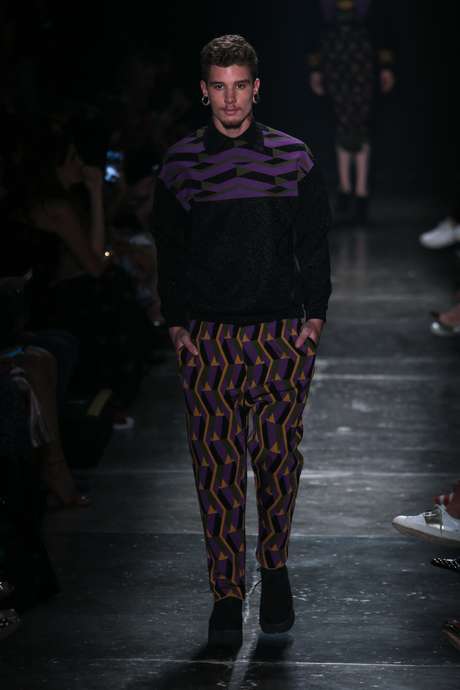 GIG aposta em estilo anos 90 com cores quentes e tropicais no SPFW Inverno 2016 GIG aposta em estilo anos 90 com cores quentes e tropicais no SPFW Inverno 2016