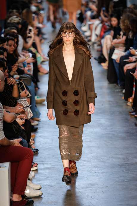 Maxibotões estiveram em destaque em looks da Iódice Maxibotões estiveram em destaque em looks da Iódice